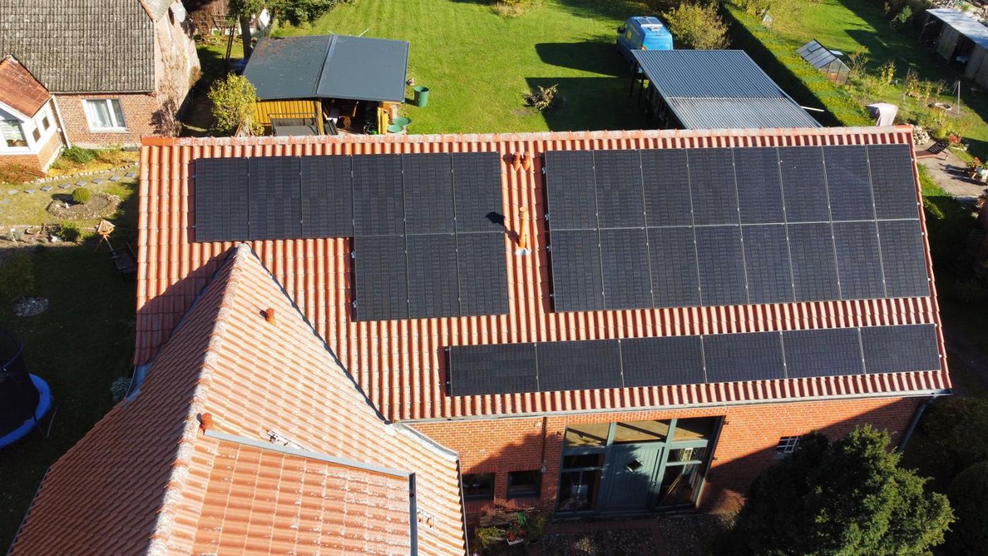 PV-Anlage auf rotem Dach