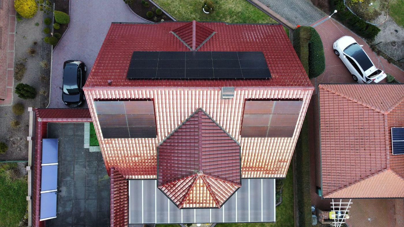 PV-Anlage auf rotem Dach mit Gaube